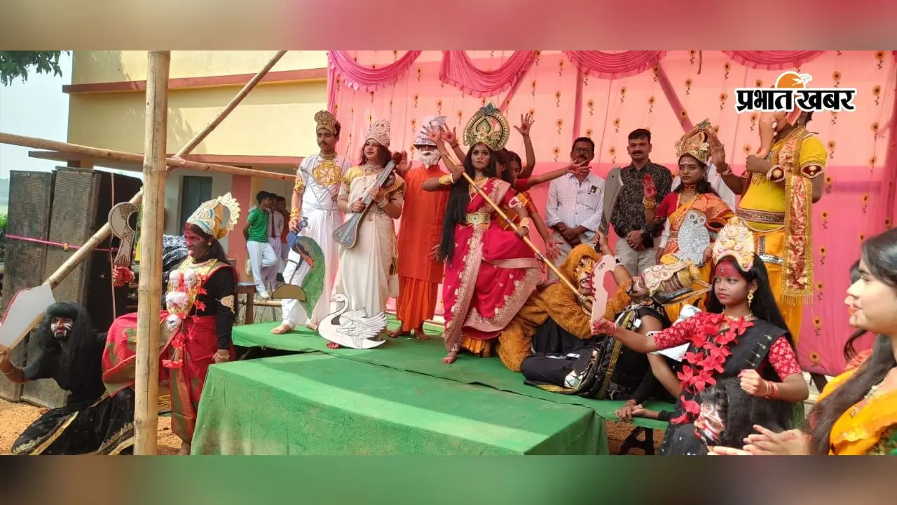 कभी दुर्गा तो कभी महिषासुर बने विद्यार्थी, महालया पर शानदार प्रस्तुति ने जीता सबका दिल