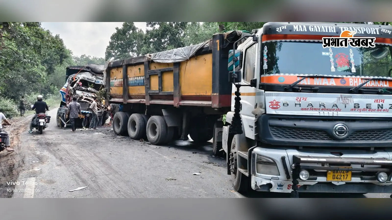 देल्हो घाटी में फ्लाई ऐश लदे हाइवा ने ब्रेकडाउन कोयला वाहन में मारी टक्कर, चालक घायल