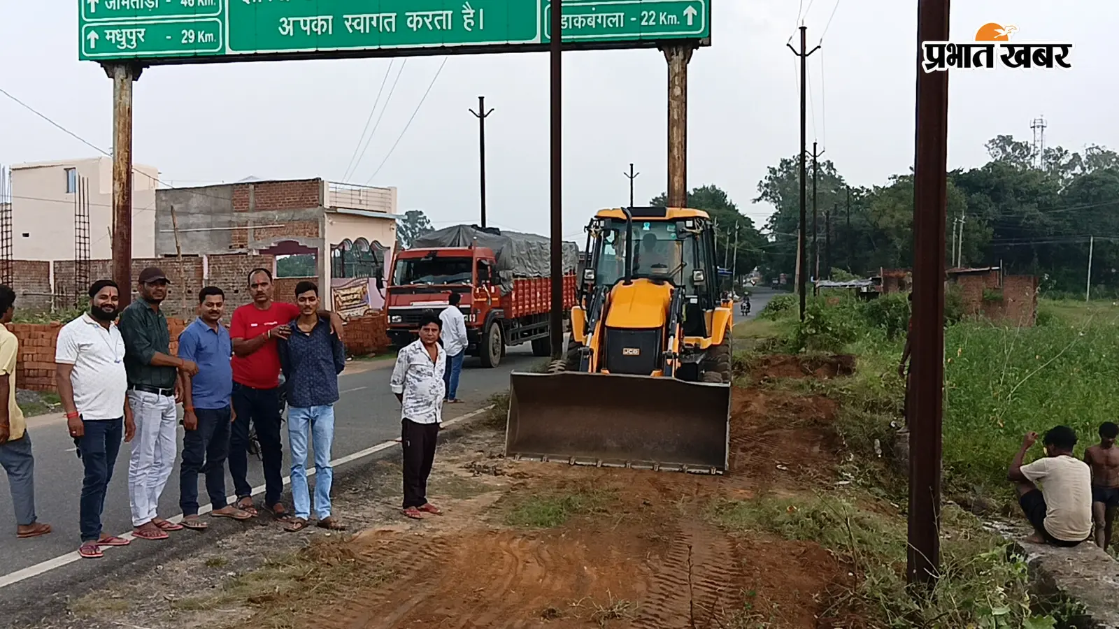 झारखंड के इस गांव में अनोखी पहल, प्रतिमा विसर्जन से पहले घाटों की सफाई में जुटे ग्रामीण