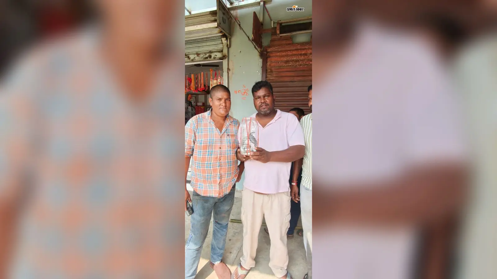 हरिहरधाम मंदिर के पास दुकान में मिला खतरनाक कोबरा, वन विभाग के नहीं पहुंचने पर स्थानीय युवक ने दिखाया साहस