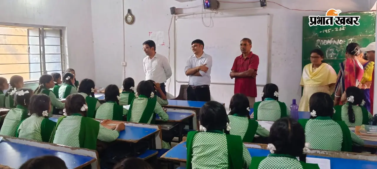 *SIR-2026 के तहत 57-खरसावाँ विधानसभा क्षेत्र के विभिन्न मतदान केंद्रों का निरीक्षण करते निर्वाचक निबंधन पदाधिकारी-सह-अपर उपायुक्त श्री जयवर्धन कुमार | Prabhat Khabar Network