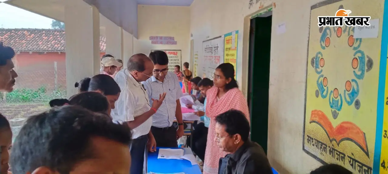 *SIR-2026 के तहत 57-खरसावाँ विधानसभा क्षेत्र के विभिन्न मतदान केंद्रों का निरीक्षण करते निर्वाचक निबंधन पदाधिकारी-सह-अपर उपायुक्त श्री जयवर्धन कुमार | Prabhat Khabar Network