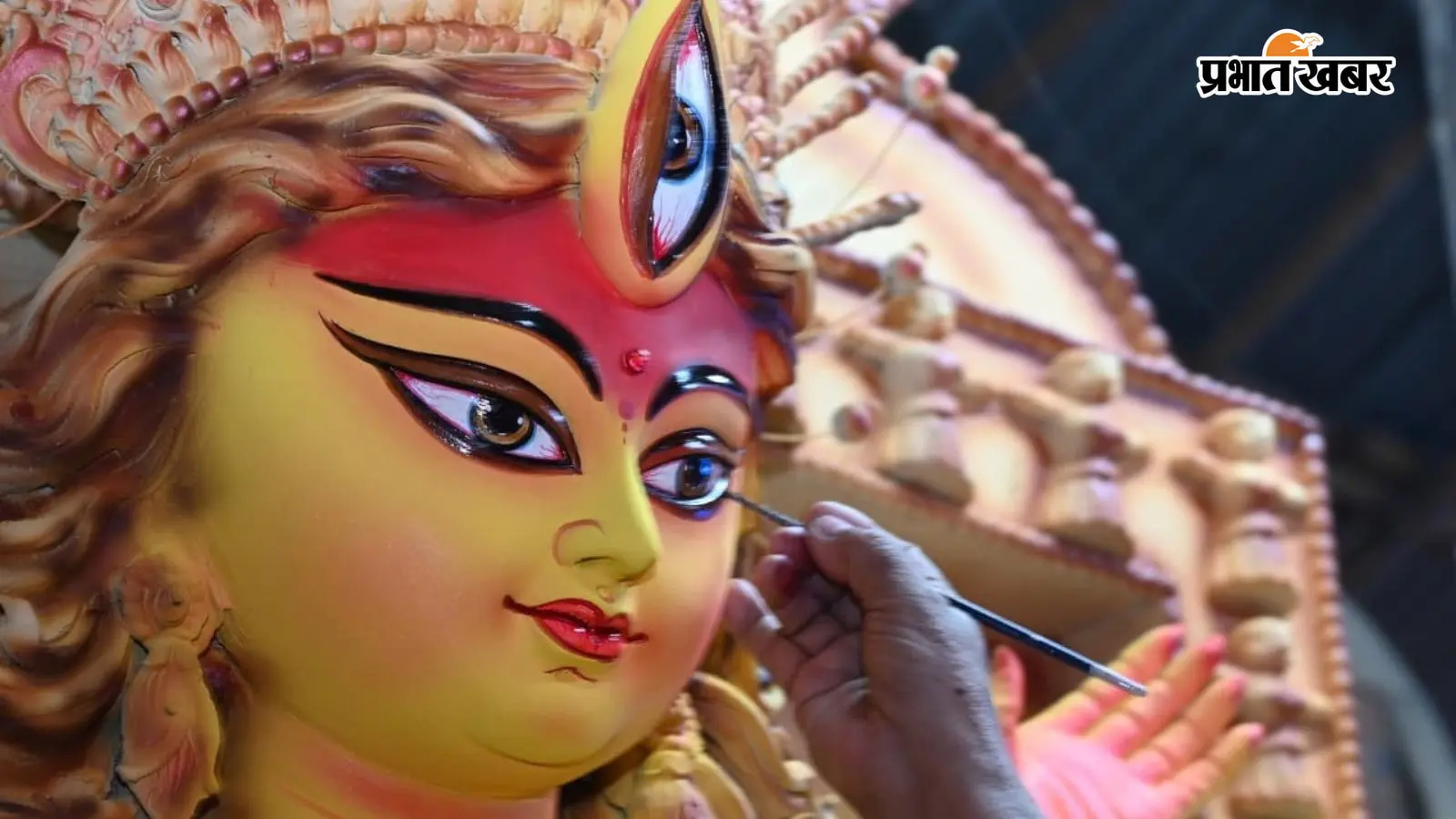 कलश स्थापना के साथ रविवार से शारदीय नवरात्र शुरू, तस्वीरों में देखें मां का नेत्रदान