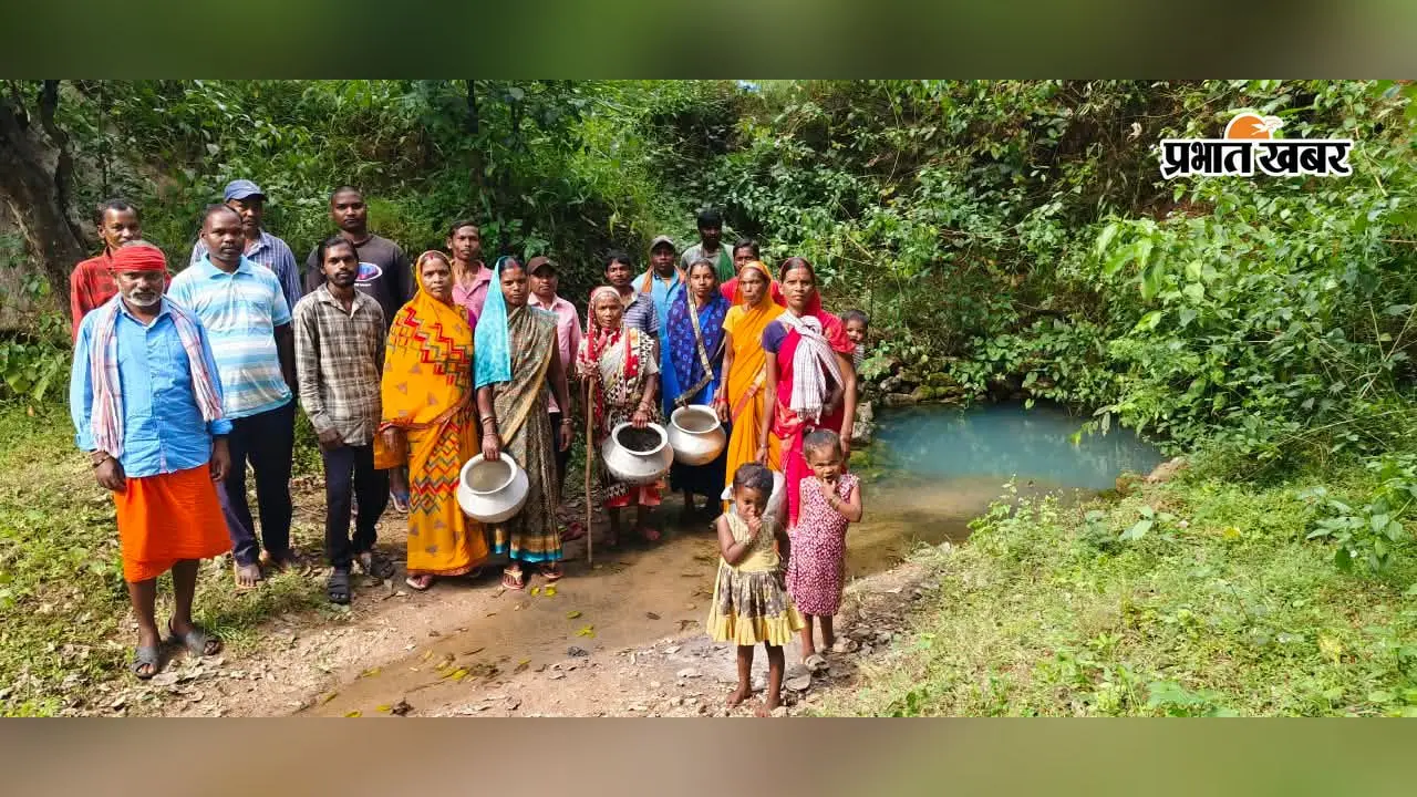 Watch video: ग्राउंड रिपोर्ट - गुमला के इन गांवों में आज भी बदहाल जिंदगी, मरीजों को खाट पर ढोने की मजबूरी