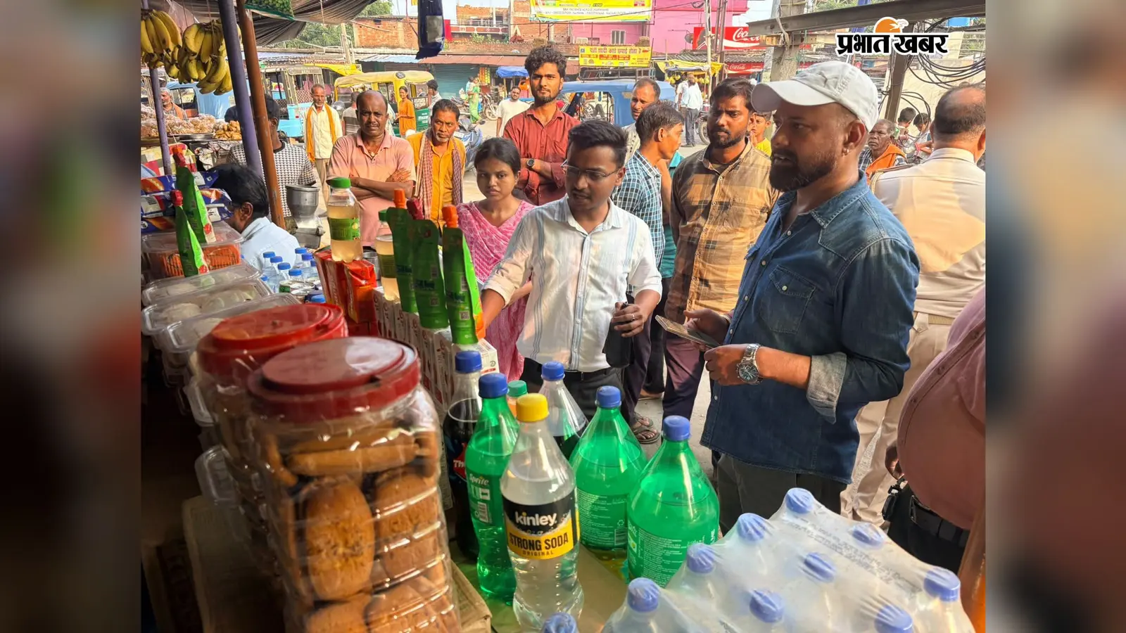बरवाडीह में खाद्य सुरक्षा विभाग का जांच अभियान, खराब लड्डू मौके पर नष्ट कराये