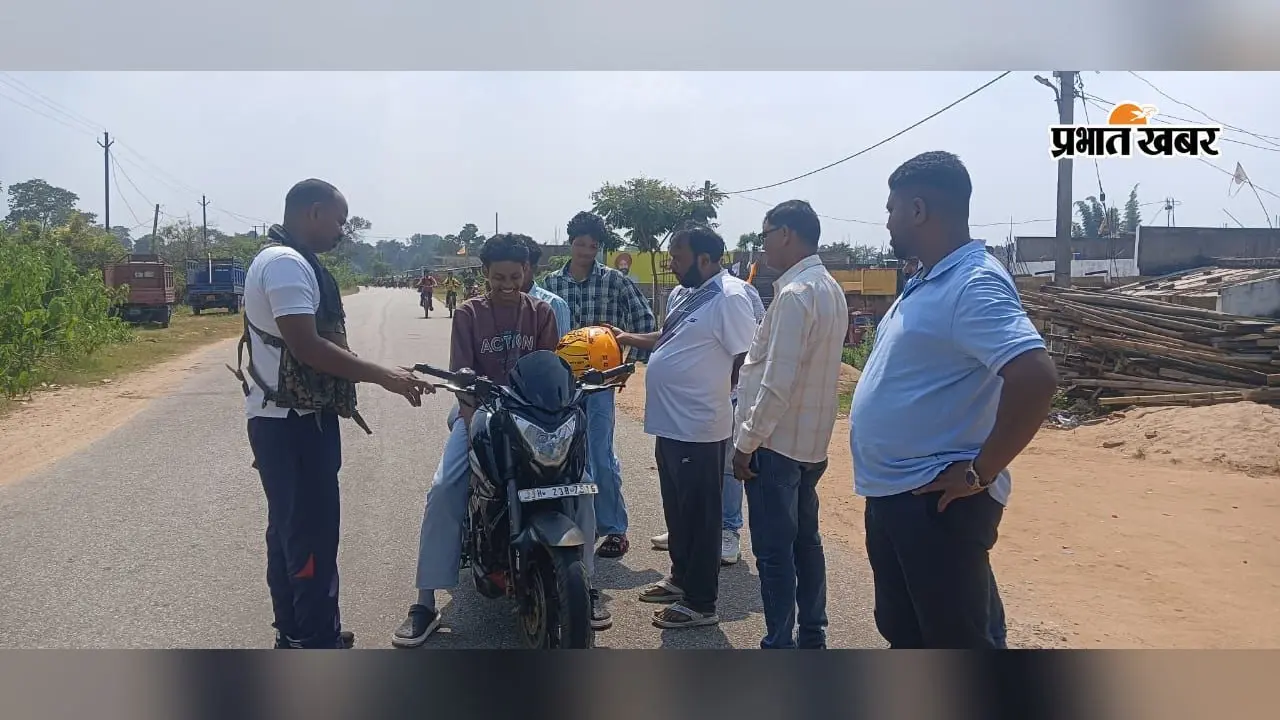 Khunti : बिना हेलमेट और तेज रफ्तार बाइक देख रुके विधायक, युवकों को दी सड़क सुरक्षा की सीख