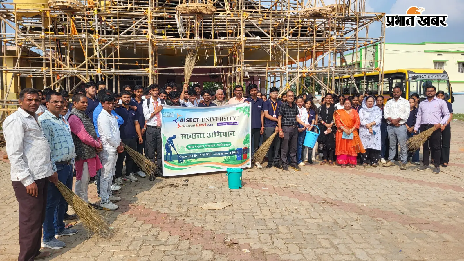 दारू के झुमरा बाजार में आईसेक्ट विश्वविद्यालय के विद्यार्थियों ने चलाया स्वच्छता अभियान