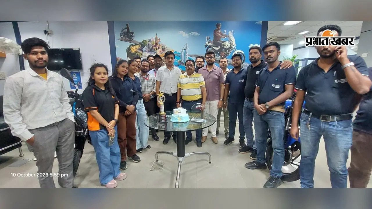 रामगढ़ के वोल्कन बजाज शोरूम को उत्कृष्ट प्रदर्शन के लिए मिला सम्मान, ग्राहकों को 12 हजार तक की बचत