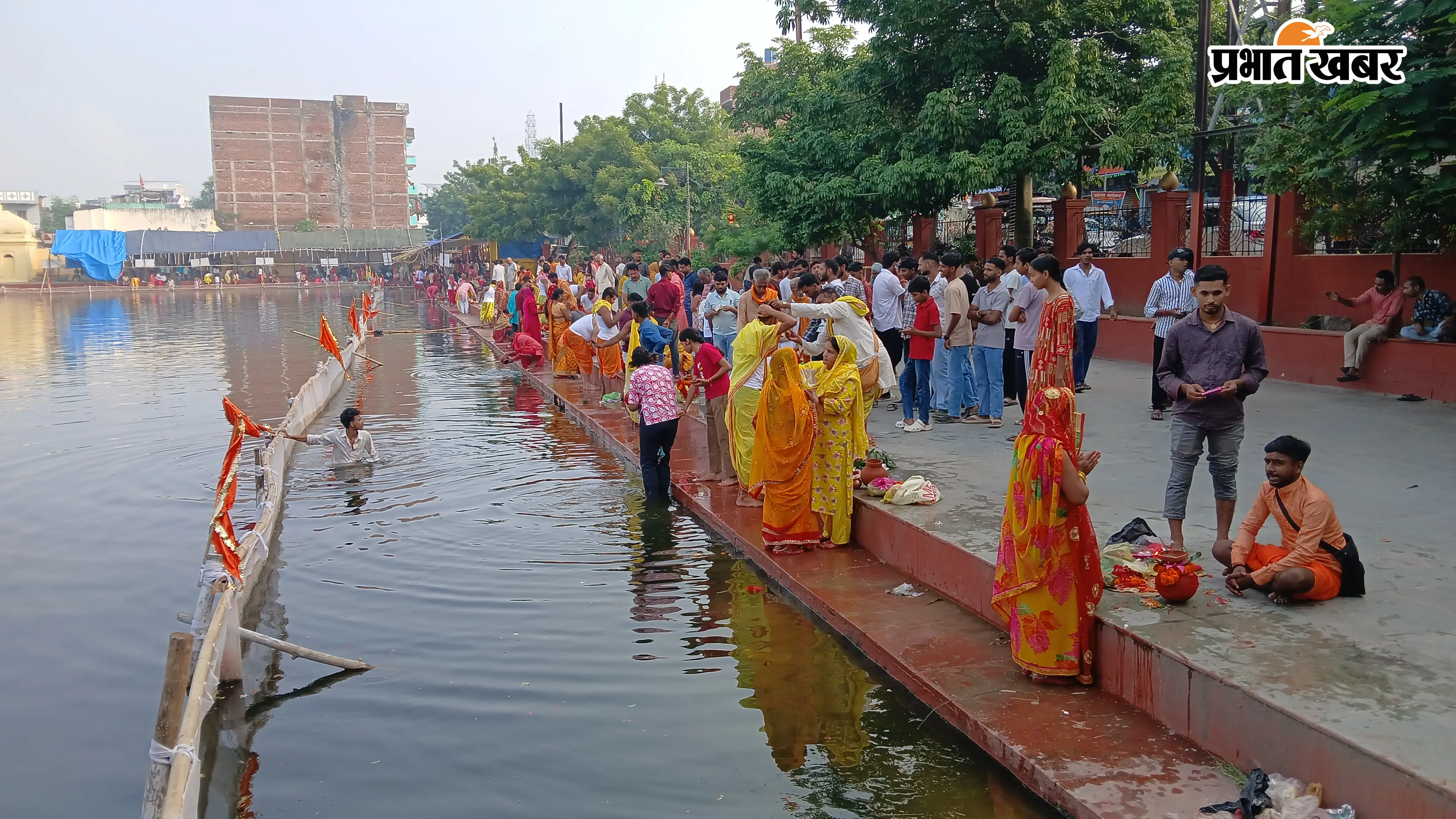 गयाजी में नवरात्रि के पहले दिन ब्रह्म सरोवर में उमड़ी श्रद्धालुओं की भीड़, कलश पूजन के साथ मां दुर्गा की आराधना शुरू | Prabhat Khabar Network