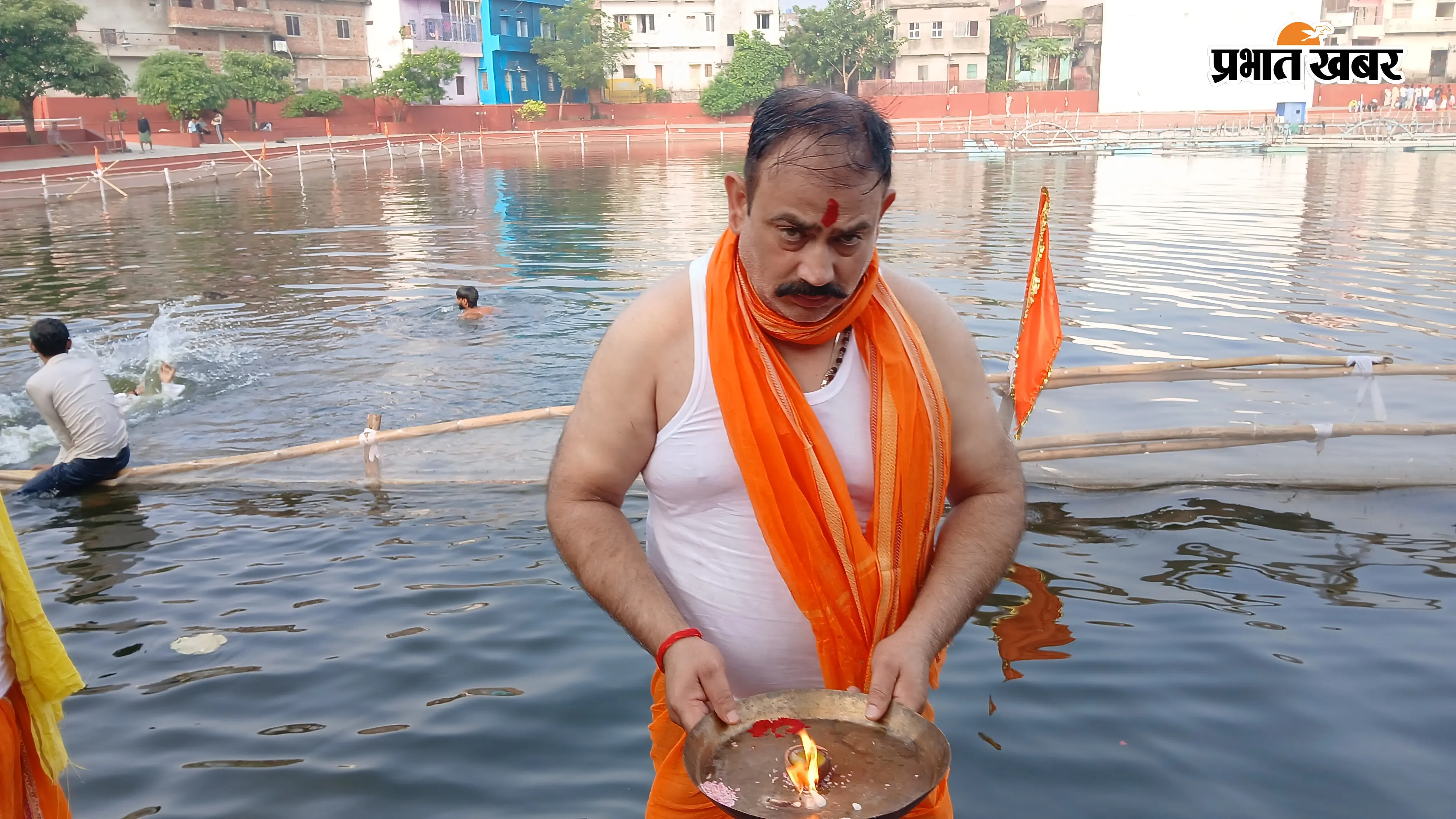 गयाजी में नवरात्रि के पहले दिन ब्रह्म सरोवर में उमड़ी श्रद्धालुओं की भीड़, कलश पूजन के साथ मां दुर्गा की आराधना शुरू | Prabhat Khabar Network
