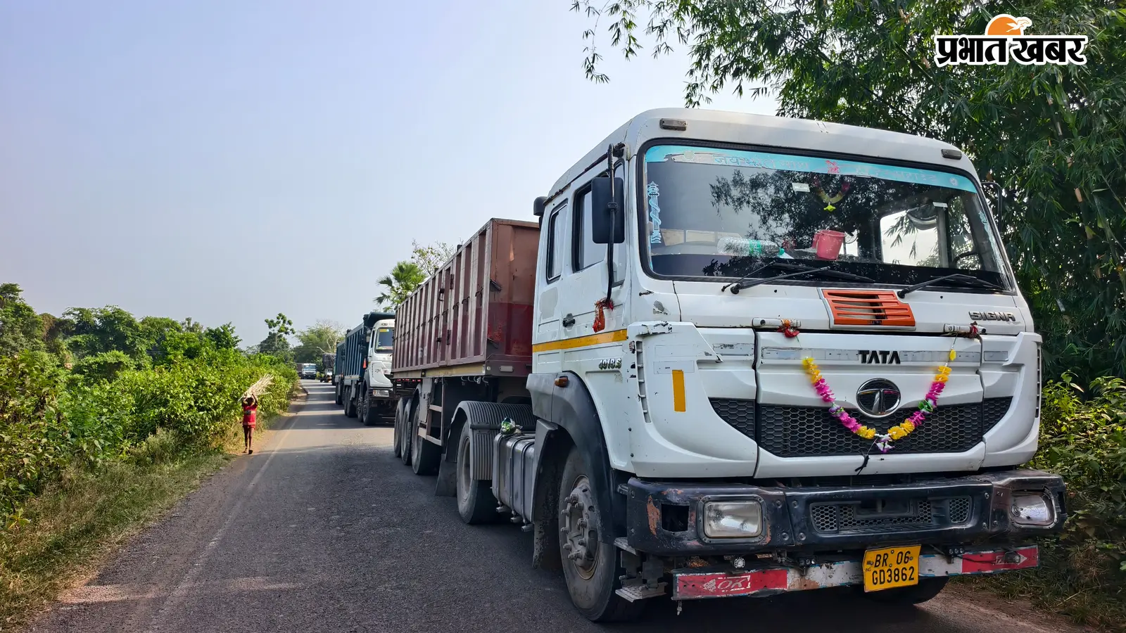 हिरणपुर में बैल के घायल होने पर सड़क जाम, भारी वाहनों पर रोक और मुआवजे की मांग