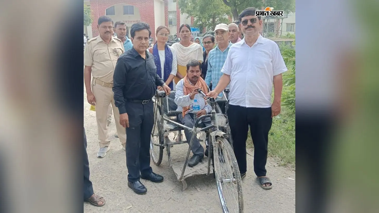 दिव्यांग की परेशानी देख पिघला दिल, पांच मिनट में उपलब्ध करायी ट्राई साइकिल