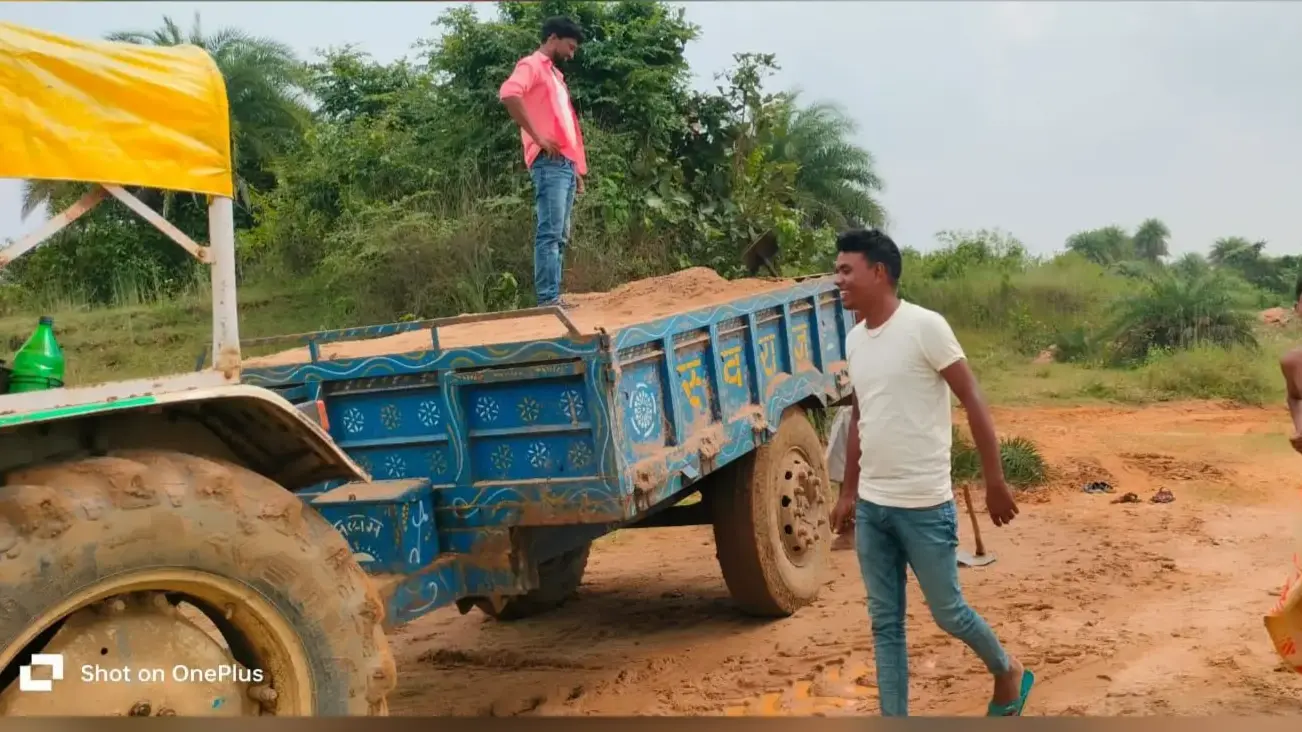 महादेवडीह स्थित नदी घाट से हो रहा बालू का अवैध उठाव, बच्चे कर रहे मजदूरी
