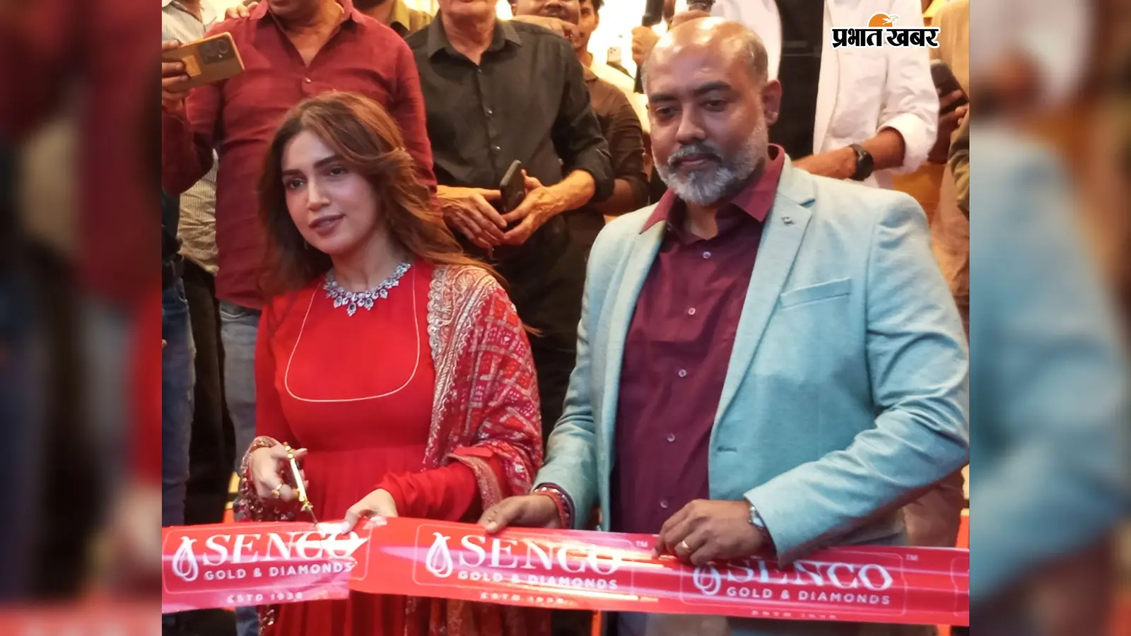 हजारीबाग में सेनको गोल्ड एंड डायमंड्स के शोरूम का भूमि पेडनेकर ने किया उद्घाटन