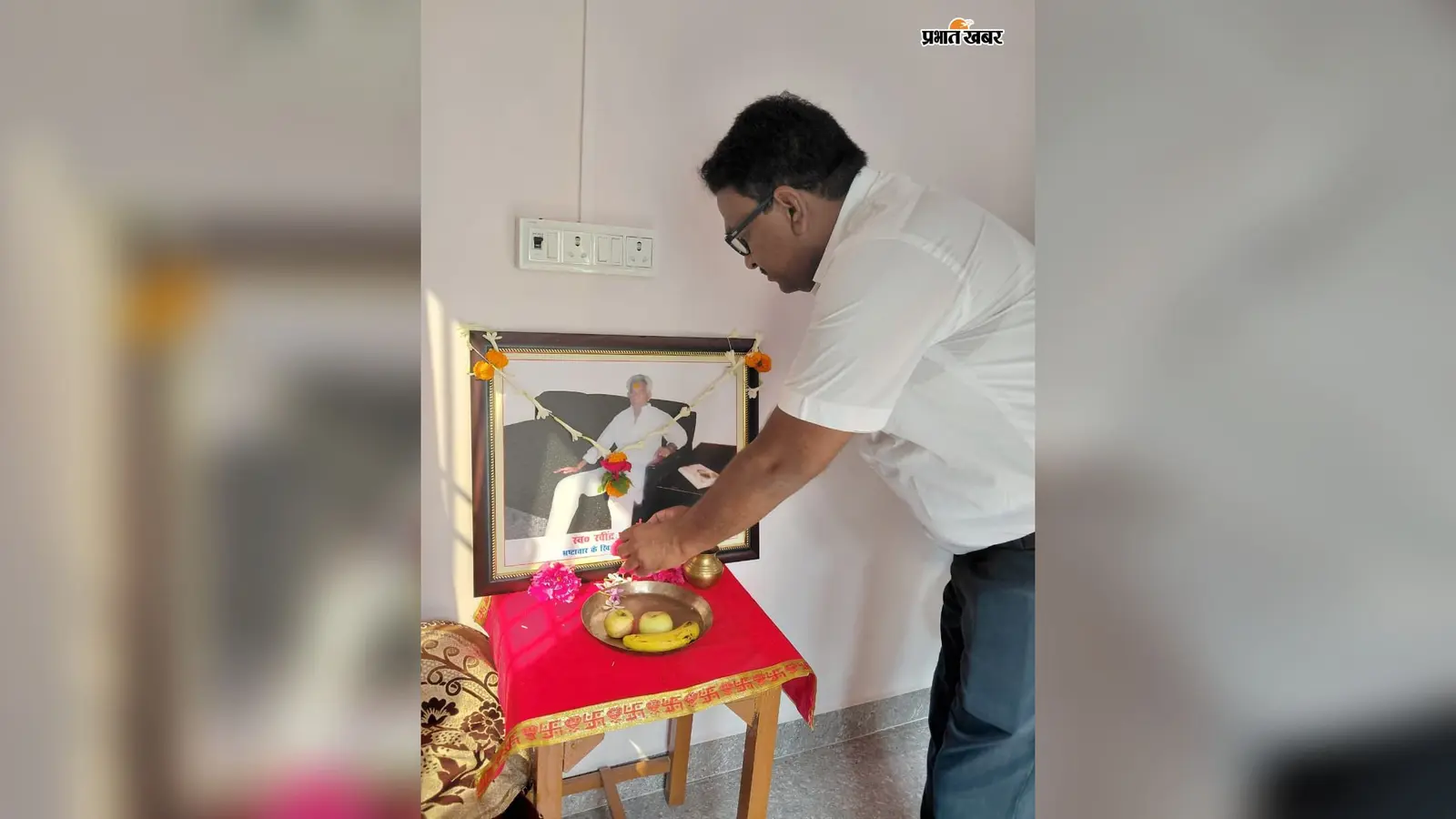 झुमरीतिलैया: रविंद्र प्रसाद की पुण्यतिथि पर जरूरतमंदों को कराया गया भोजन