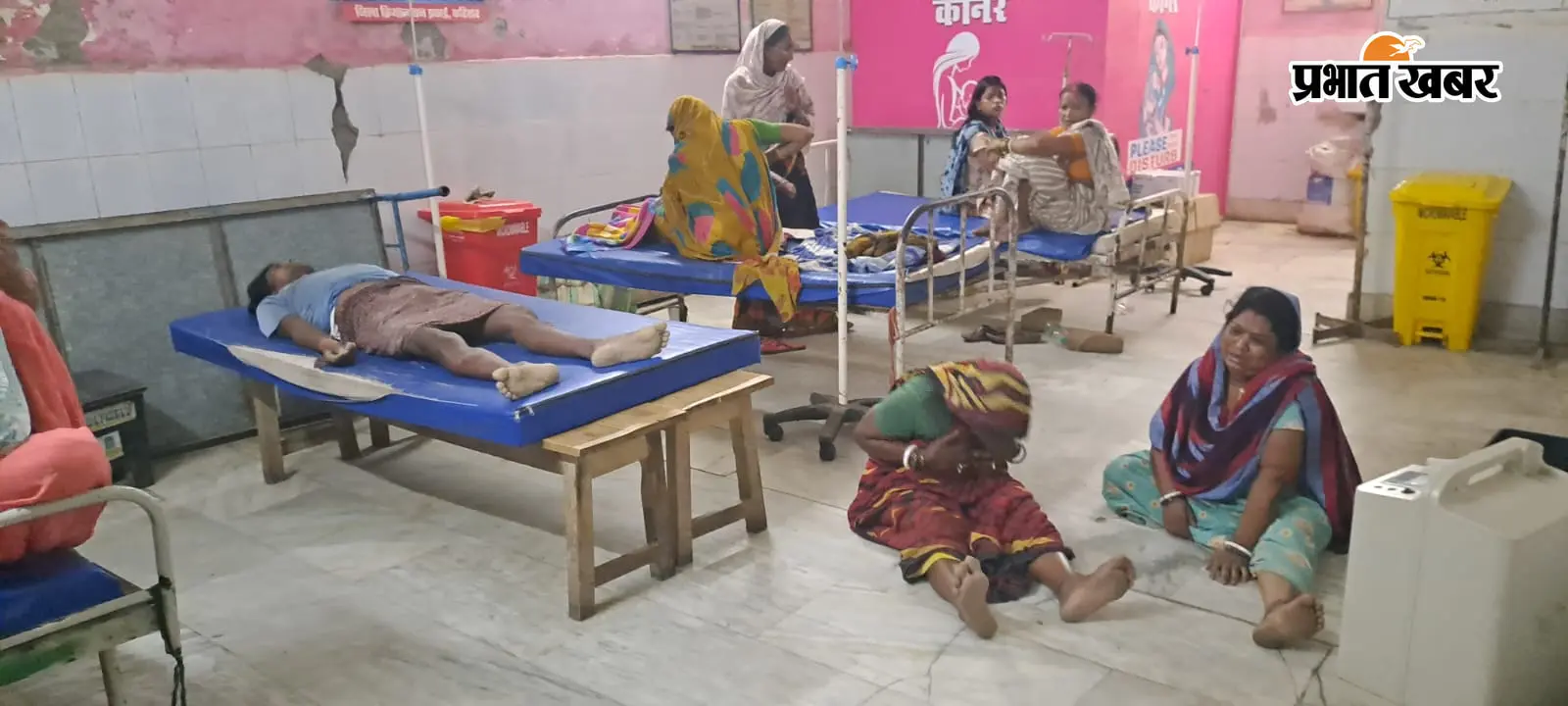 घटना के बाद घायलों की प्राथमिक स्वास्थ्य केंद्र में लाया गया आक्रोशित लोगों ने अगजनी कर सड़क जाम किया | Prabhat Khabar Network