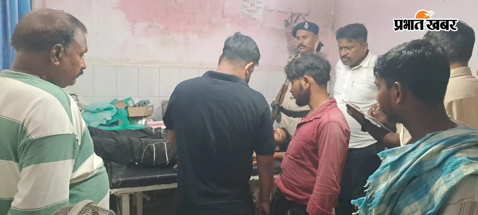 घटना के बाद घायलों की प्राथमिक स्वास्थ्य केंद्र में लाया गया आक्रोशित लोगों ने अगजनी कर सड़क जाम किया | Prabhat Khabar Network