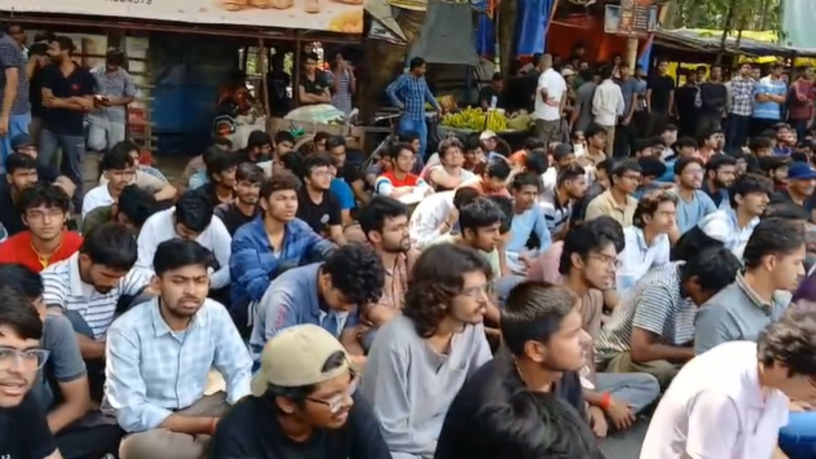 प्रदर्शन करते हुए निदेशक की इस्तीफे की मांग कर रहे छात्र