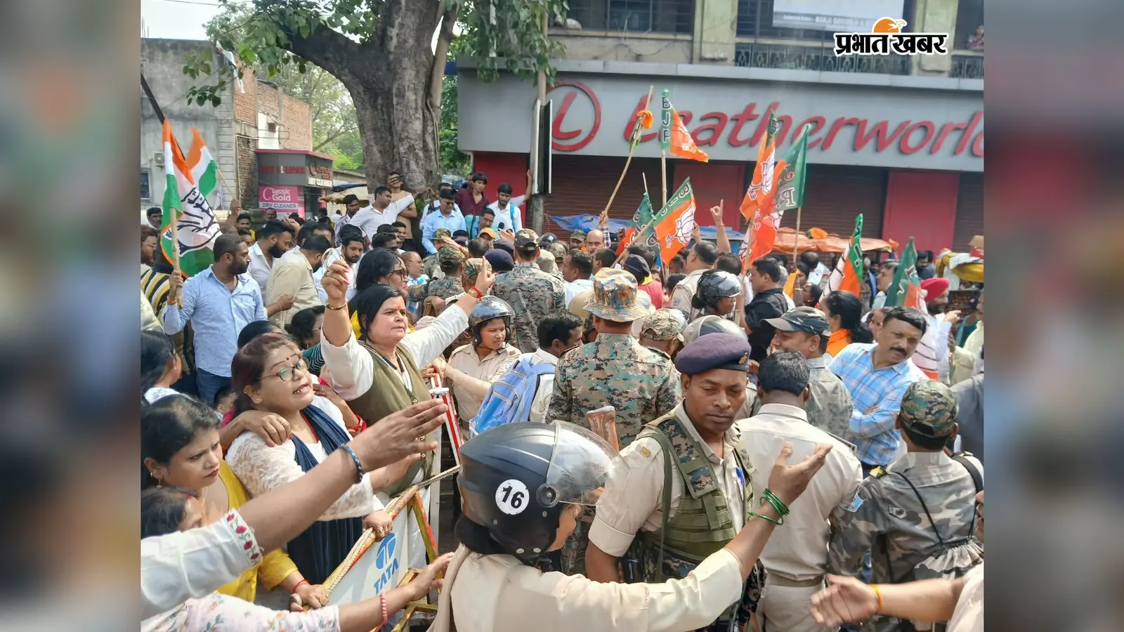 जमशेदपुर में भिड़े भाजपा-कांग्रेस कार्यकर्ता , पथराव में दिनेश कुमार समेत 10 से अधिक लोगों के फटे सिर..जानें क्या है वजह