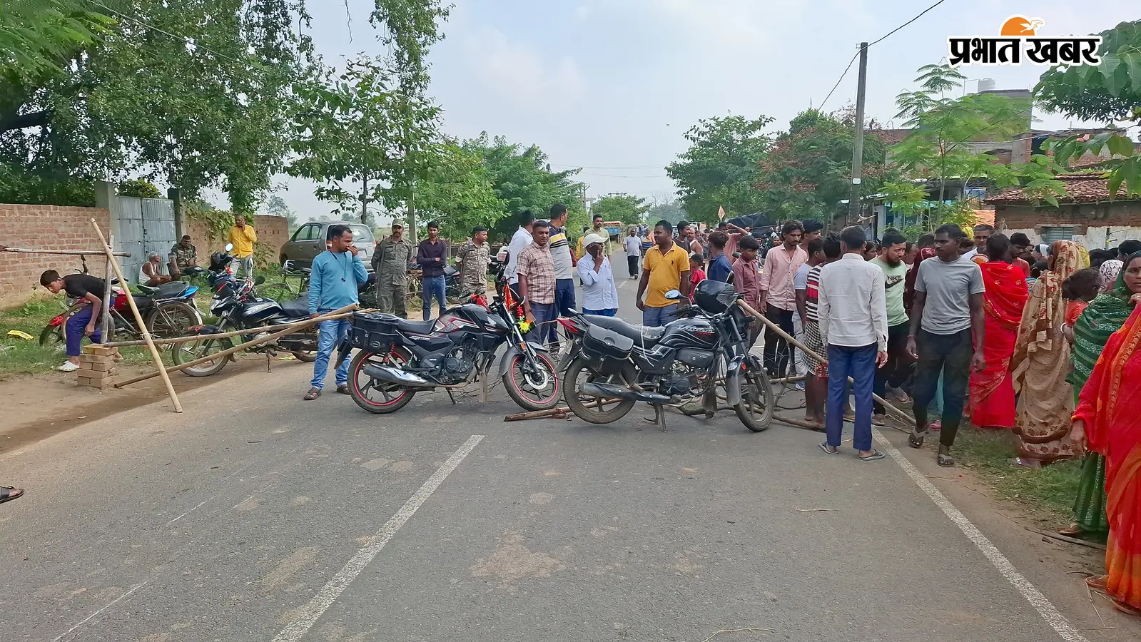 चतरो-गावां मार्ग पर हंगामा: बाइक की चपेट में आने से महिला की गई जान, तीन अन्य घायल