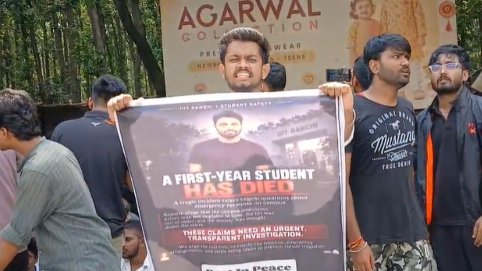 तय समय पर बातचीत नहीं होने से बढ़ा आक्रोश
