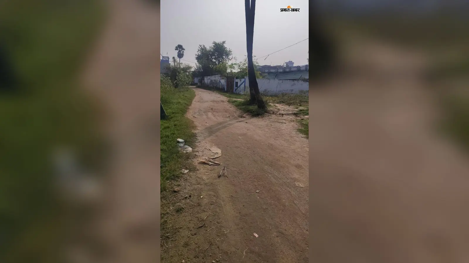हुसैनाबाद में दुर्गा पूजा पंडाल जाने वाली सड़क बदहाल, 2 से 3 फीट गहरे गड्ढों से हादसे का खतरा
