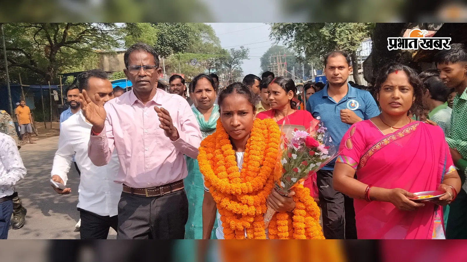 Watch Video: एशियाई खेलों में स्वर्ण जीतकर खूंटी पहुंचीं निक्की प्रधान, सड़कों पर उमड़ा जनसैलाब; फूल-मालाओं से हुआ भव्य स्वागत