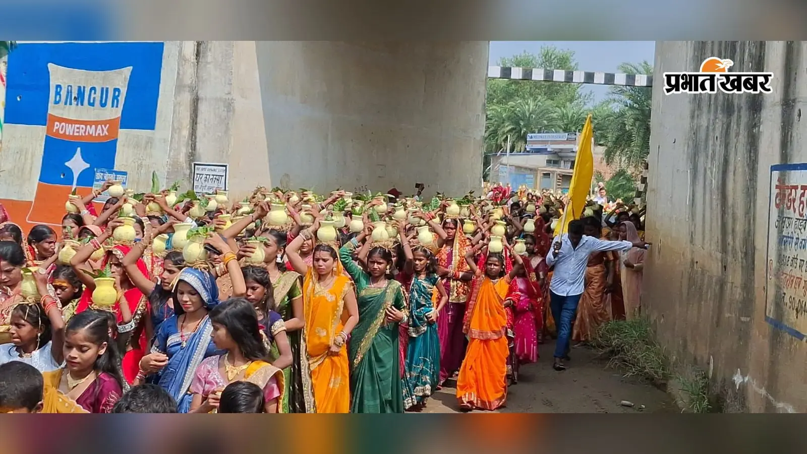 गोड्डा के कुरमन गांव में शारदीय नवरात्र पर निकली भव्य कलश शोभायात्रा, जय श्रीराम से गुंजायमान हुआ
