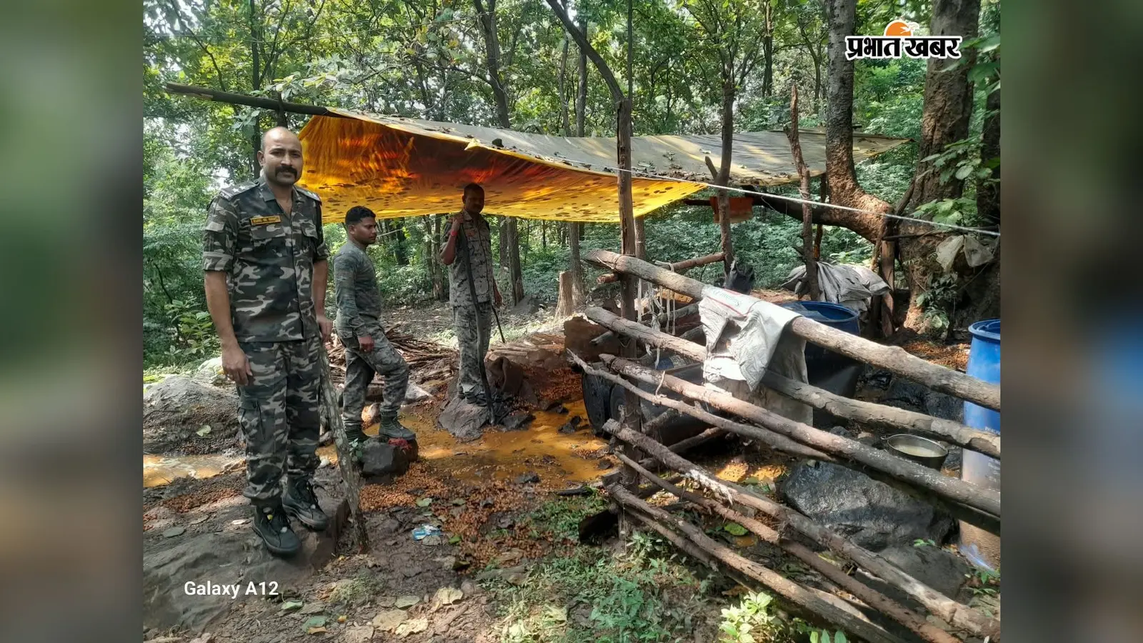 Watch Video : दुर्गा पूजा से पहले बड़ा एक्शन : जंगल में धधक रहीं 4 अवैध शराब भट्ठियां ध्वस्त, 2000 किलो जावा महुआ नष्ट