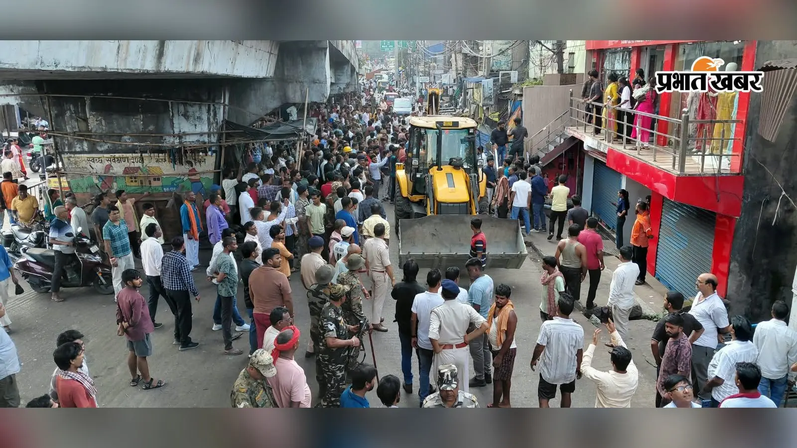 फुसरो बाजार में अतिक्रमण हटाओ अभियान के दौरान प्रशासन और दुकानदारों के बीच हंगामा व विरोध प्रदर्शन