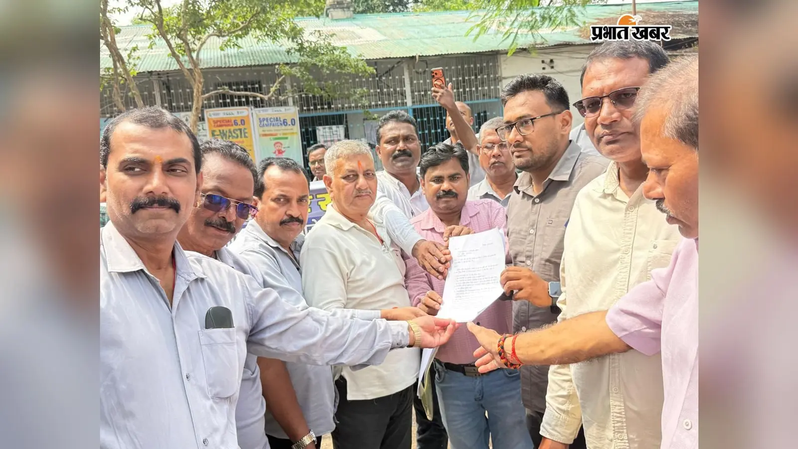 परेज परियोजना में संयुक्त ट्रेड यूनियन का धरना-प्रदर्शन, प्रबंधन को सौंपा 13 सूत्री मांग पत्र
