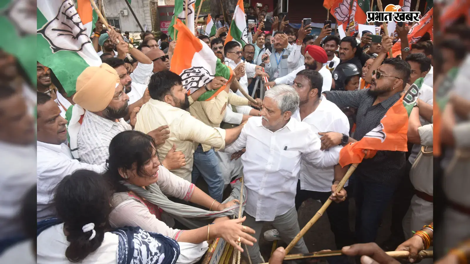 जमशेदपुर में सियासी संग्राम : भाजपा-कांग्रेस कार्यकर्ताओं में जमकर पथराव, कई के सिर फटे, यहां देखें तस्वीरें