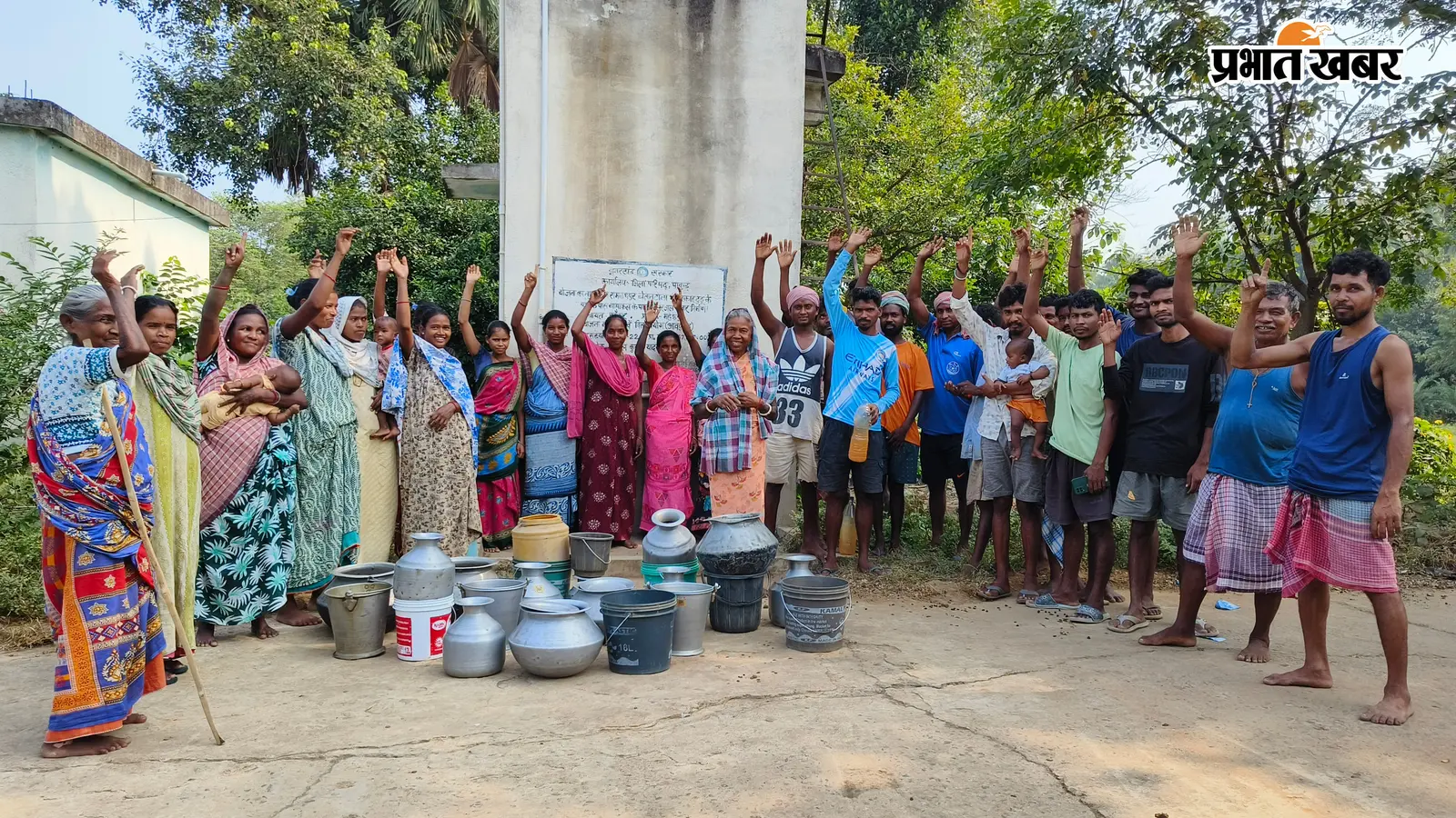 एक चापाकल के सहारे 33 परिवार, लाल-बदबूदार पानी पीने को मजबूर ग्रामीण