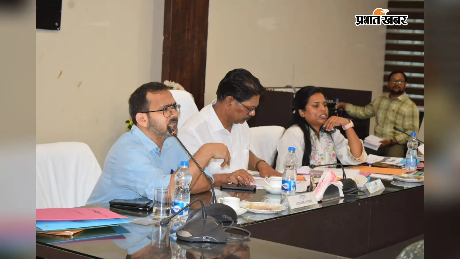 कोल्हान कमिश्नर का सख्त फरमान : काम में देरी करने वाले ठेकेदारों को करें ब्लैकलिस्ट, अवैध खनन व शराब पर तेज हो कार्रवाई, देखें वीडियो