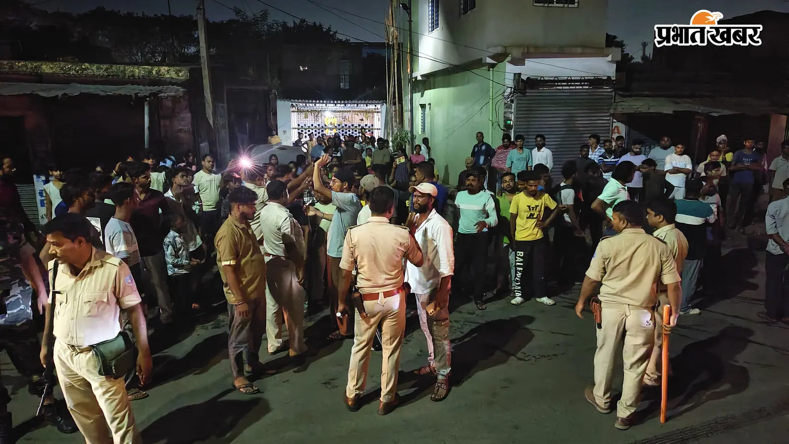 हनुमान मंदिर के सामने कचरा में मिला मवेशी के बच्चे का शव, हंगामा, फोर्स तैनात