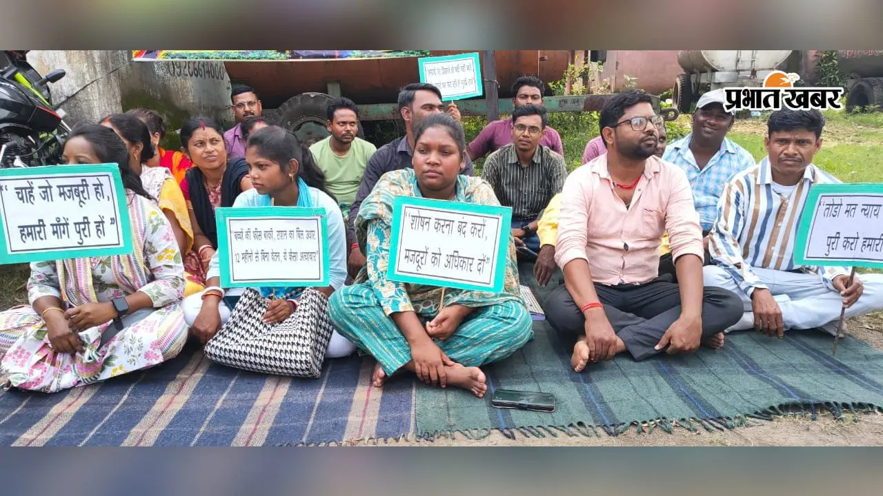 बोकारो: 12 महीने से भुगतान का इंतजार, फुसरो में मानदेय के लिए हड़ताल पर बैठे स्वास्थ्यकर्मी