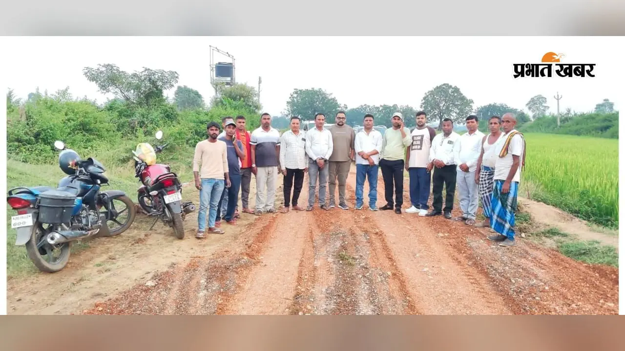 गिद्धौर के मझगावां में ग्रामीणों नें निजी खर्च से करायी जर्जर सड़क की  मरम्मत