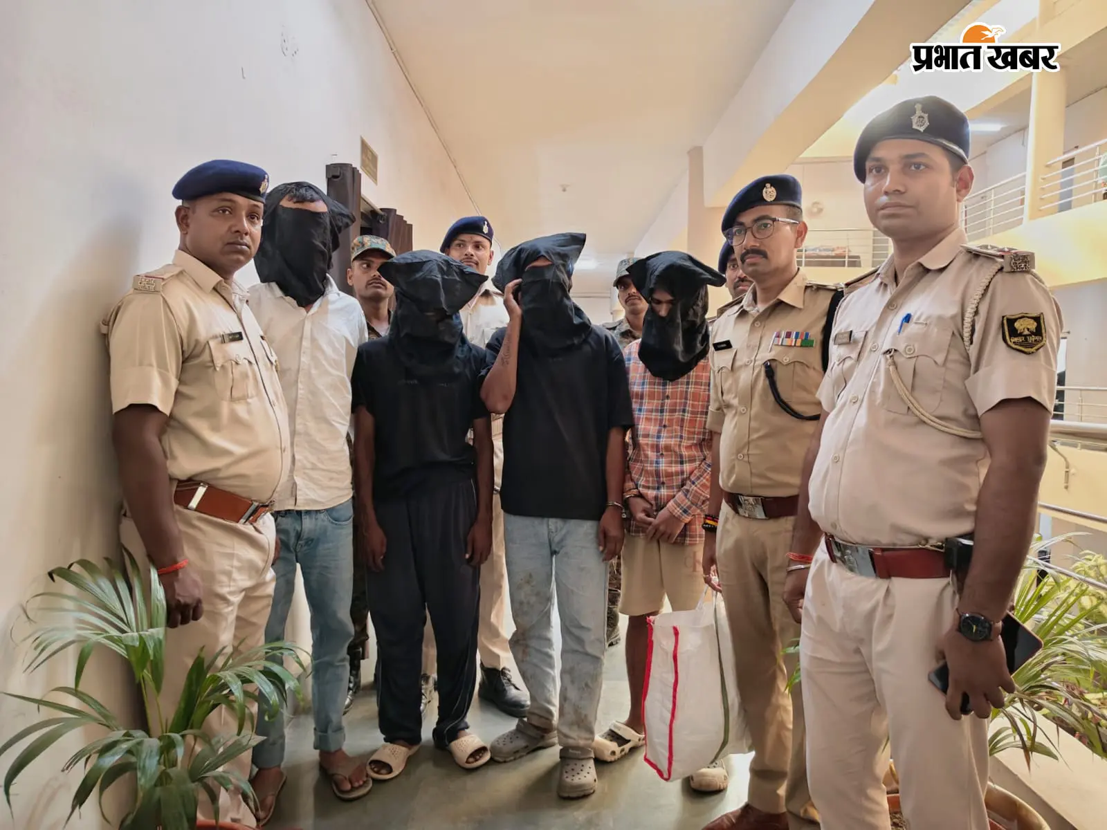 गया में डकैती कांड का खुलासा, चार अपराधी गिरफ्तार; सोना-चांदी और दो बाइक बरामद | Prabhat Khabar Network