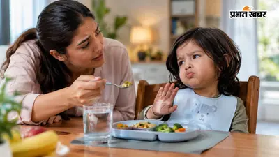 क्या आप भी बच्चे को जबरदस्ती खाना खिलाते हैं? चाइल्ड एक्सपर्ट्स से समझें उसकी भूख और पेट भरने के संकेत