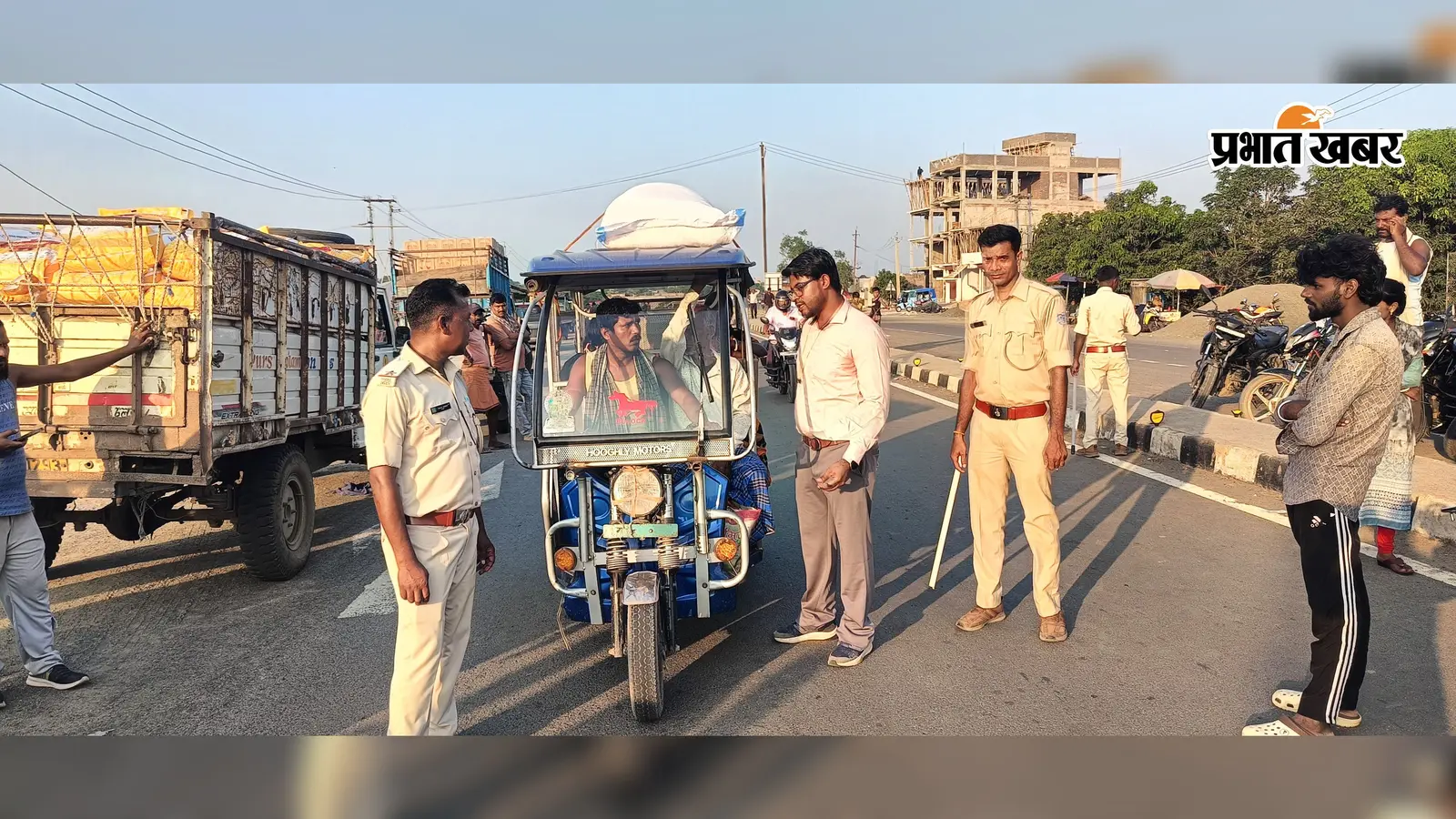 उधवा में परिवहन विभाग ने चलाया वाहन जांच अभियान,बिना हेलमेट चलने वालों पर कार्रवाई : वसूला जुर्माना