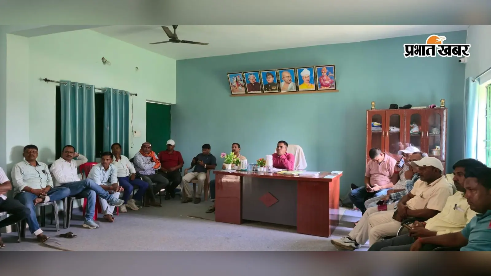कुंदा: विद्यालय में मोबाइल लाने पर प्रतिबंध लगाने का निर्णय