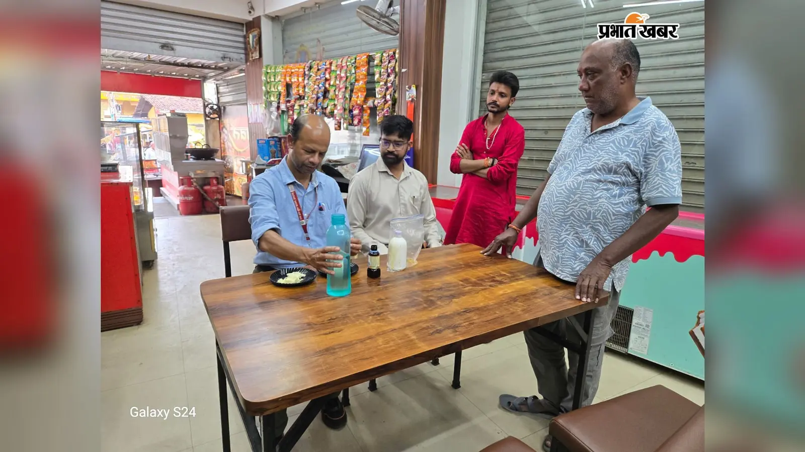 लोहरदगा में मिठाई दुकानों की जांच, गंदगी मिलने पर वर्मा स्वीट्स पर 5 हजार का जुर्माना