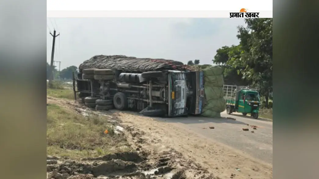 चौपारण-चतरा मार्ग पर बीड़ी पत्ता लदा ट्रक पलटा, कोई हताहत नहीं
