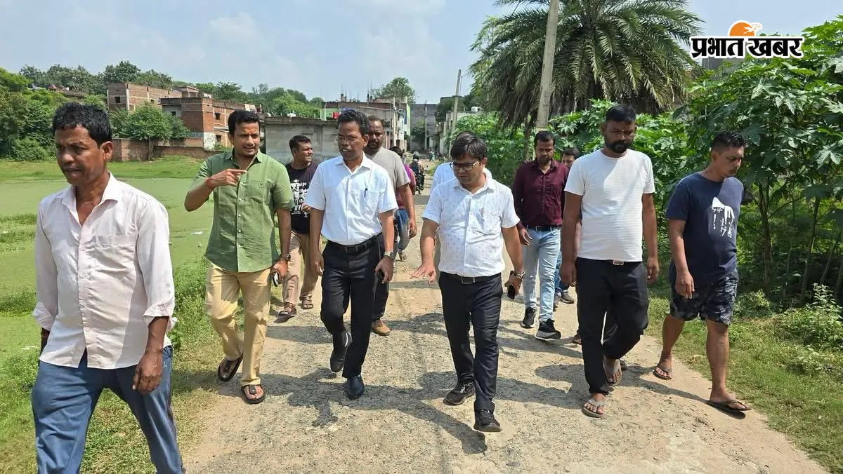 गिरिडीह वार्ड 6 के मोहल्लों में जब अचानक पहुंचे नगर आयुक्त, जानें किन-किन समस्याओं पर लिया एक्शन