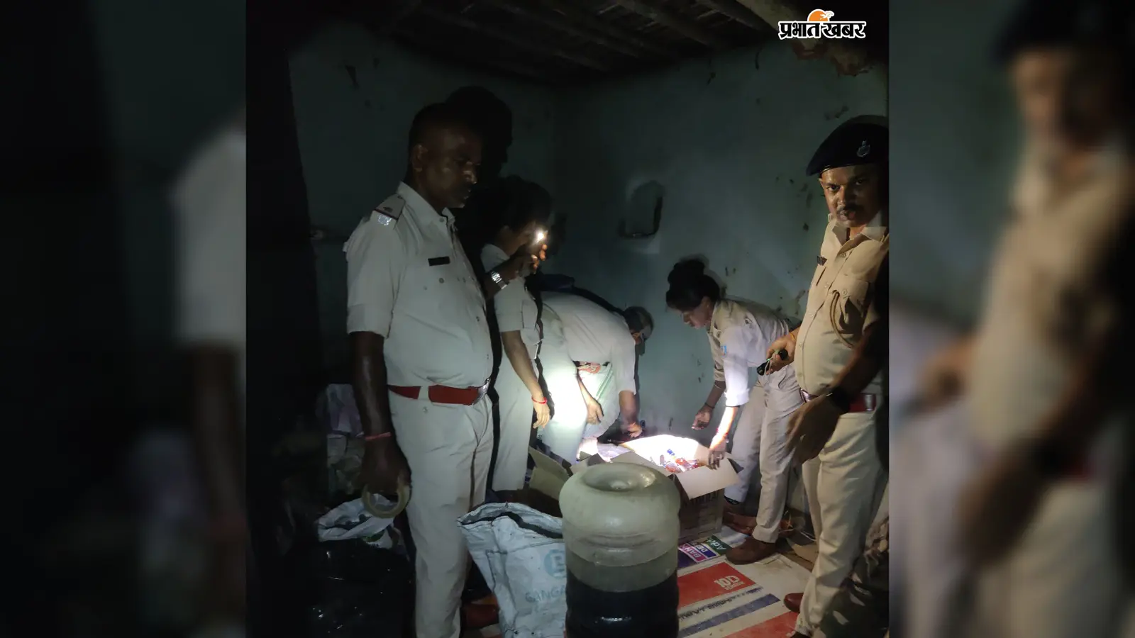 गिरिडीह में मिट्टी के घर के अंदर चल रही थी अवैध शराब की मिनी फैक्ट्री, उत्पाद विभाग की रेड में 300 लीटर शराब जब्त