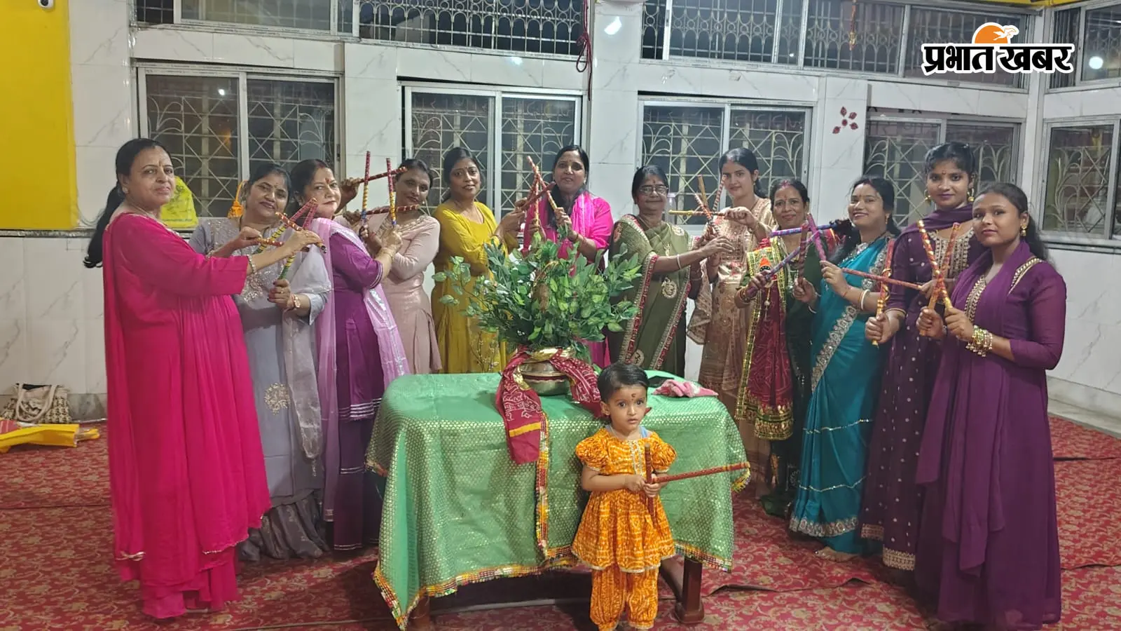 जामताड़ा में भक्तों ने डांडिया की थाप पर बिखेरे रंग, जयकारों से गूंजा रानी सती मंदिर