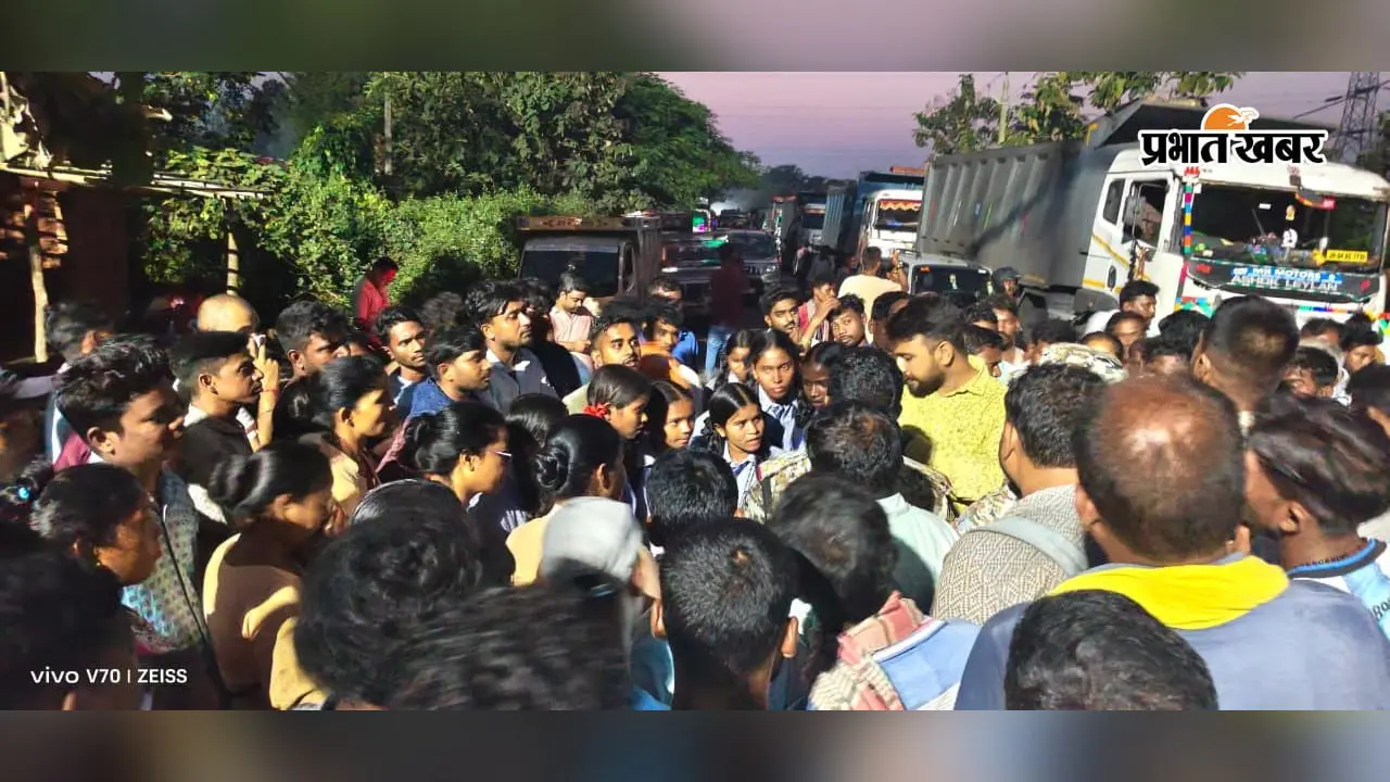 स्कूल बस नहीं मिली तो सड़क पर उतरे छात्र, 10 किमी तक लगा जाम, घंटों फंसे रहे वाहन