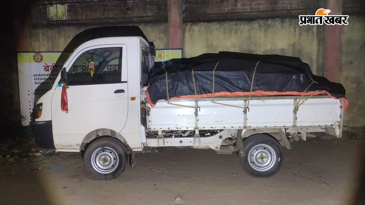 सारठ में अवैध लकड़ी कारोबार पर पुलिस की कार्रवाई, 110 पटरा लदा वाहन पकड़ा; चालक गिरफ्तार