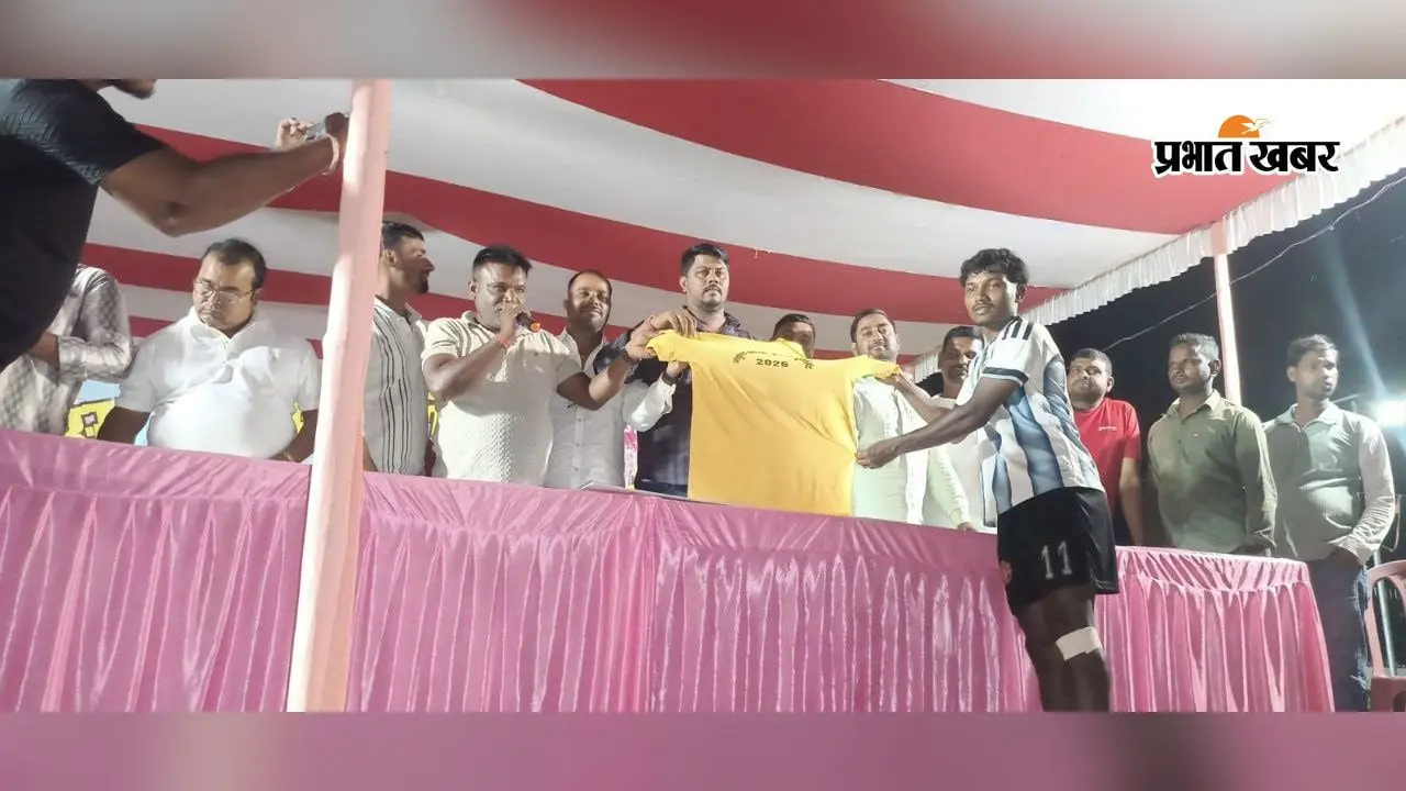 नकुल मेमोरियल फुटबॉल टूर्नामेंट में आरागारो का दमदार खेल, योगीडीह को 2-0 से हराकर अगले दौर में पहुंची टीम