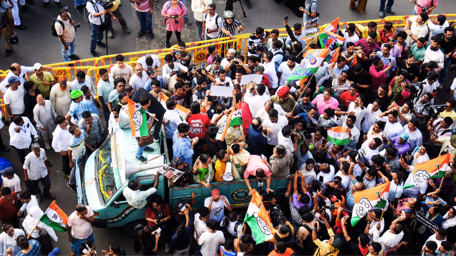 कोलकाता केे राजाबाजार में प्रदर्शन करते टीएमसी कार्यकर्ता. फोटो : एएनआई